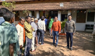 जशपुर: मतदान केन्द्र पहुंचकर लोग उत्साह से अपने मताधिकार का कर रहे उपयोग