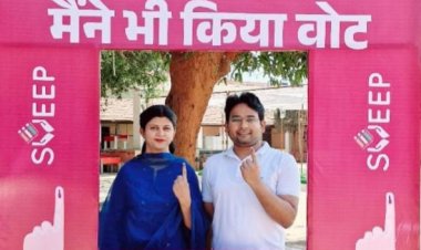 जशपुर:नगरीय निकाय निर्वाचन 2025 जिला पंचायत के सीईओ श्री अभिषेक कुमार ने अपनी धर्म पत्नी श्रीमती शीतल के साथ किया मतदान