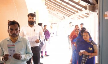 जशपुर:कलेक्टर श्री रोहित व्यास ने मतदान केंद्रों का किया निरीक्षण व्यवस्थाओं का लिया जाएजा, मतदाताओं की सुविधा का ध्यान रखने दिए निर्देश कलेक्टर ने लाईन में लगकर किया मतदान