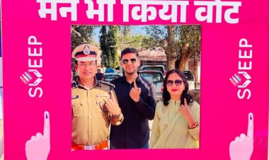 जशपुर:नगरीय निकाय निर्वाचन 2025 एस एस पी श्री शशि मोहन सिंह अपनी पत्नी श्रीमती रेखा सिंह और बेटे के साथ किया मतदान