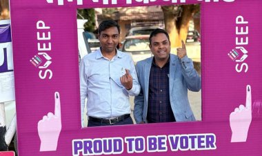 जशपुर:नगरीय निकाय निर्वाचन 2025 अपर कलेक्टर श्री प्रदीप  कुमार साहू और एसडीएम ओंकार यादव ने किया मतदान