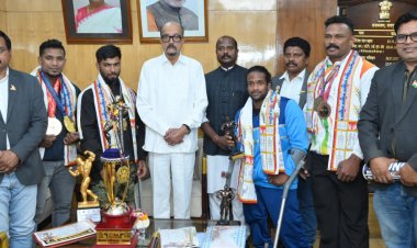 रायपुर: राज्यपाल श्री डेका से बॉडी बिल्डर्स चैम्पियनशिप के विजेता खिलाड़ियों ने की सौजन्य भेंट