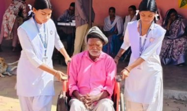 जशपुर:मतदान केन्द्र में एन एस और स्काउट्स गाइड के बच्चों ने दिव्यांग और वृद्धजनों को मतदान केंद्र तक पहुंचाने में की सहायता