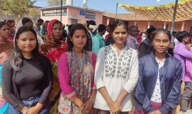 जनपद पंचायत बगीचा में मतदान को लेकर भारी उत्साह पहाड़ी कोरवा भी लोकतंत्र के इस पर्व में निभाने पहुंचे है अपनी भागीदारी व्योवृद्ध से लेकर नए मतदाताओं ने भी डाला अपना मत