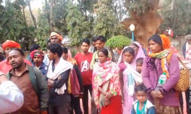 Big Breaking Jashpur: सैकड़ों की संख्या में कलेक्टर कार्यालय पहुंचे ग्रामीण " वोट से वंचित करने का लगा रहे आरोप" मतदाता सूची से ग्रामीणों का नाम गायब.... पढ़िए पूरी खबर 