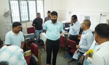 कलेक्टर ने कुनकुरी के सामुदायिक स्वास्थ्य केंद्र का किया निरीक्षण"कबाड़ समानों को निलामी करवाने के निर्देश डायलिसिस कक्ष के बाहर परिजनों के लिए बैठक की व्यवस्था करने की निर्देश