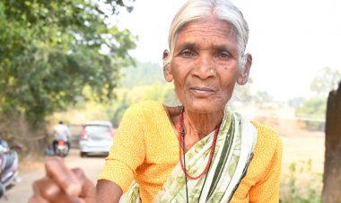 जशपुर:लोकतंत्र के इस महापर्व में बुजुर्ग, युवा, महिला पुरुष सभी कर रहे मतदान मतदान केंद्र में व्हीलचेयर की सुविधा उपलब्ध मतदान केंद्र में प्रशासन ने सुरक्षा के किए हैं पुख्ता इंतजाम