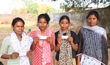 जशपुर त्रिस्तरीय पंचायत चुनाव 2025: चार सहेलियों ने पहली बार किया मतदान"बोलीं क्षेत्र के विकास में हम भी भागीदार बन ग...