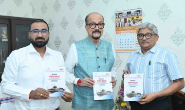 रायपुर : राज्यपाल श्री डेका ने भौतिकी विषय पर लिखित पुस्तक का विमोचन किया