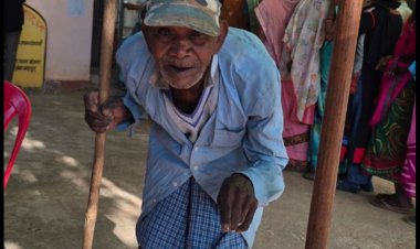 जशपुर:लोकतंत्र के इस महापर्व में सभी जागरूक मतदाता  निभा रहे  अपना कर्तव्य