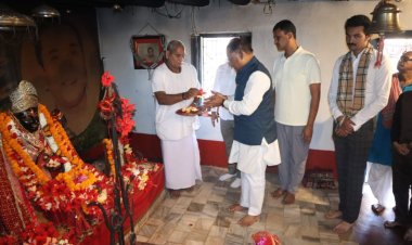 जशपुर:मुख्यमंत्री श्री विष्णु देव साय सोगड़ा आश्रम में पूजा अर्चना कर प्रदेश की सुख समृद्धि और खुशहाली की कामना की