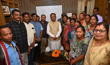 जशपुर:शासन की योजनाओं का लाभ आम जनता को दिलाने में आपकी भूमिका महत्वपूर्णरू मुख्यमंत्री श्री साय मुख्यमंत्री से नवनिर्वाचित जनपद सदस्यों ने की सौजन्य मुलाकात...