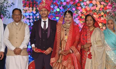 जशपुर: मुख्यमंत्री श्री विष्णुदेव साय ने अपने ममेरे भाई को नवजीवन की शुरुआत पर दिया आशीर्वाद ,भाई धीरेन्द्र और बहू अहिल्या की शादी में शामिल होने मुख्यमंत्री पहुंचे कुनकुरी....