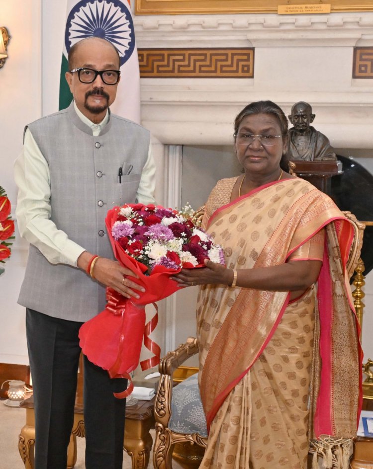 रायपुर : राष्ट्रपति श्रीमती मुर्मु से राज्यपाल श्री डेका ने सौजन्य भेंट की