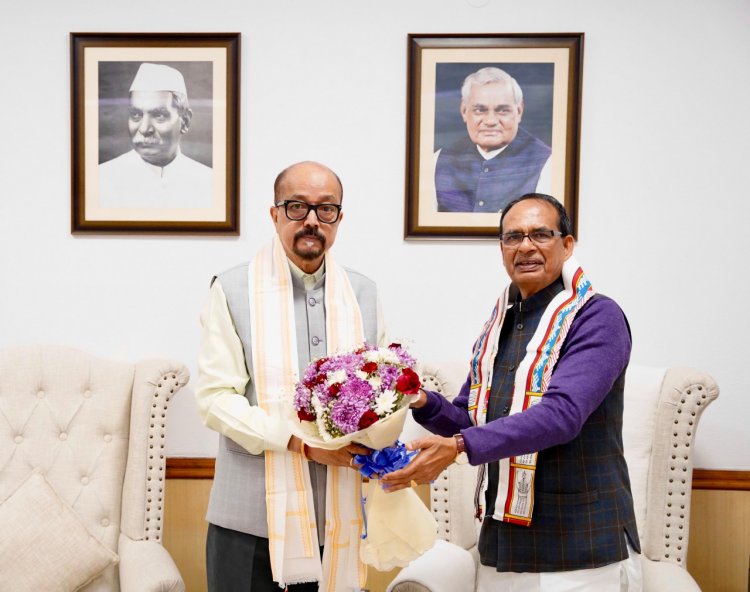 रायपुर: भारत के कृषि और किसान कल्याण मंत्री श्री चौहान से राज्यपाल श्री डेका ने सौजन्य भेंट की