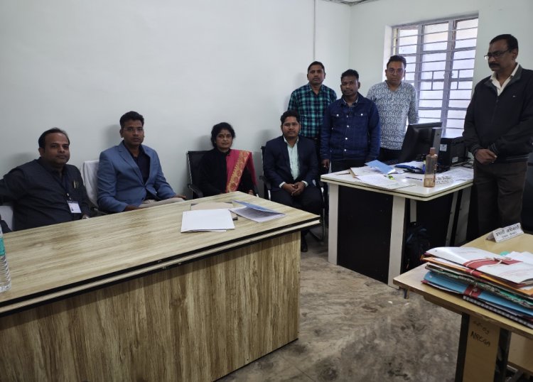 जशपुर: निर्वाचन प्रेक्षक सुनील कुमार चंद्रवंशी और व्यय प्रेक्षक नंदकिशोर चक्रधारी ने निर्वाचन व्यय लेखा पंजी की जांच