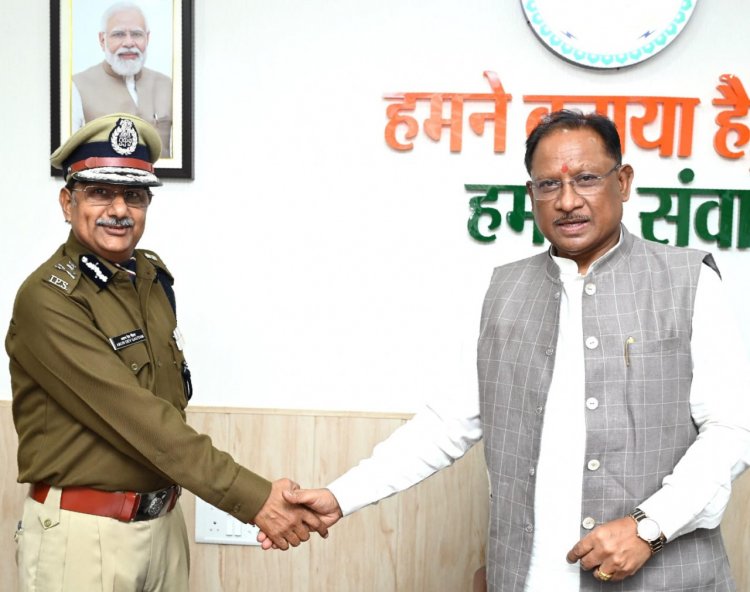 रायपुर: मुख्यमंत्री श्री विष्णुदेव साय से नवनियुक्त पुलिस महानिदेशक श्री अरुण देव गौतम ने की सौजन्य भेंट