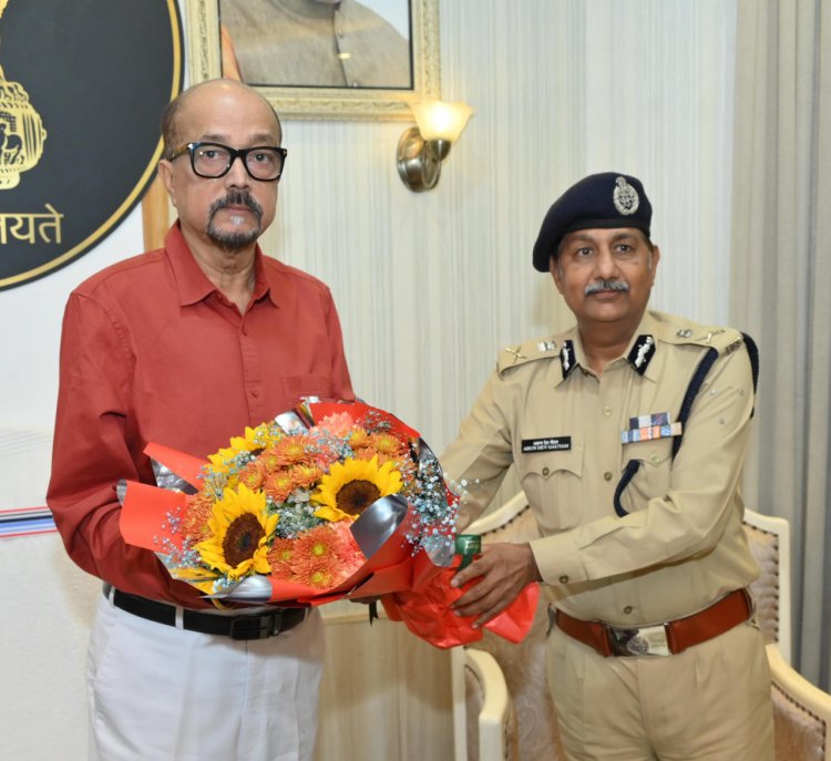रायपुर : राज्यपाल श्री डेका से पुलिस महनिदेशक ने सौजन्य भेंट की