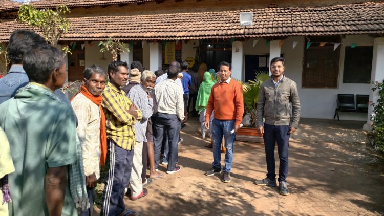 जशपुर: मतदान केन्द्र पहुंचकर लोग उत्साह से अपने मताधिकार का कर रहे उपयोग