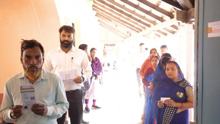 जशपुर:कलेक्टर श्री रोहित व्यास ने मतदान केंद्रों का किया निरीक्षण व्यवस्थाओं का लिया जाएजा, मतदाताओं की सुविधा का ध्यान रखने दिए निर्देश कलेक्टर ने लाईन में लगकर किया मतदान