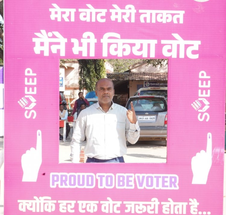 जशपुर: नगरीय निकाय निर्वाचन 2025 उप जिला निर्वाचन अधिकारी श्री विश्वास राव मस्के ने किया मतदान