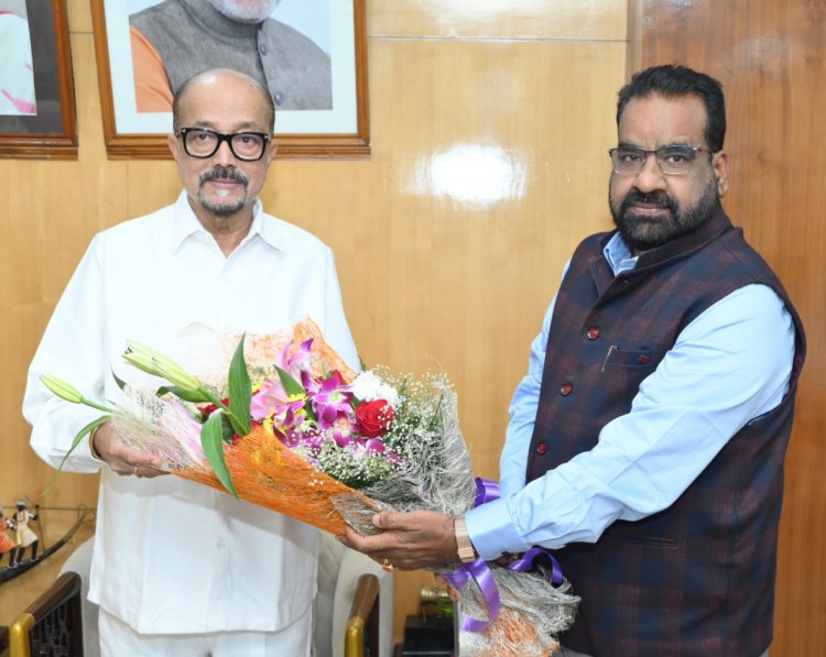 रायपुर: राज्यपाल श्री डेका से कुलपति ने सौजन्य भेंट की