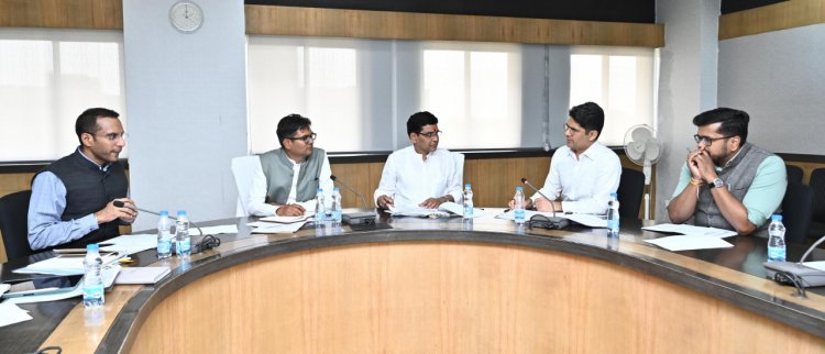 रायपुर: वित्त मंत्री श्री चौधरी की बजट प्रस्ताव पर राजस्व मंत्री श्री वर्मा के साथ मंत्री स्तरीय चर्चा