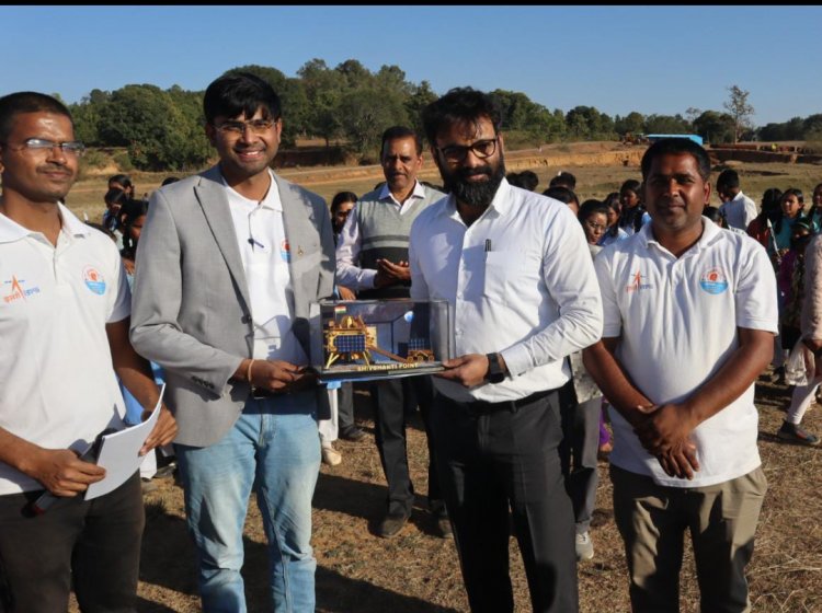 मनोरा में 10,000 फीट ऊंचाई तक जाने वाले पहले एमेच्योर रॉकेट का  सफल प्रक्षेपण। कलेक्टर रोहित व्यास की पहल पर सैकड़ों विद्यार्थियों की उपस्थिति में ऐतिहासिक रॉकेट लॉन्च, विज्ञान और तकनीक की ओर बढ़ाया कदम