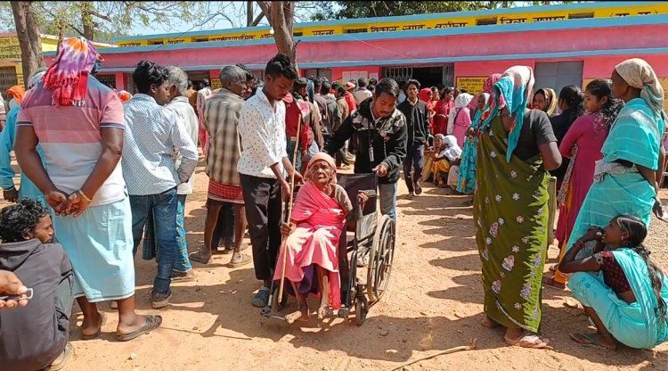 जशपुर त्रिस्तरीय पंचायत चुनाव: सन्ना में 90 वर्षीय महिला व्हील चेयर के  सहारे की मतदान " 90 वर्षीय वृद्ध ने बताया अपना अनुभव.... पढ़िए पूरी खबर