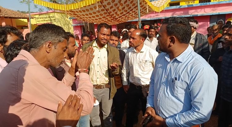 Big Breaking Jashpur: बैलेट पेपर खत्म होने से नाराज हुए वोटर , पीठासीन अधिकारियों पर फर्जी वोट डलवाने का मतदाता लगा रहे आरोप " मौके पर भारी संख्या में पुलिस बल तैनात....