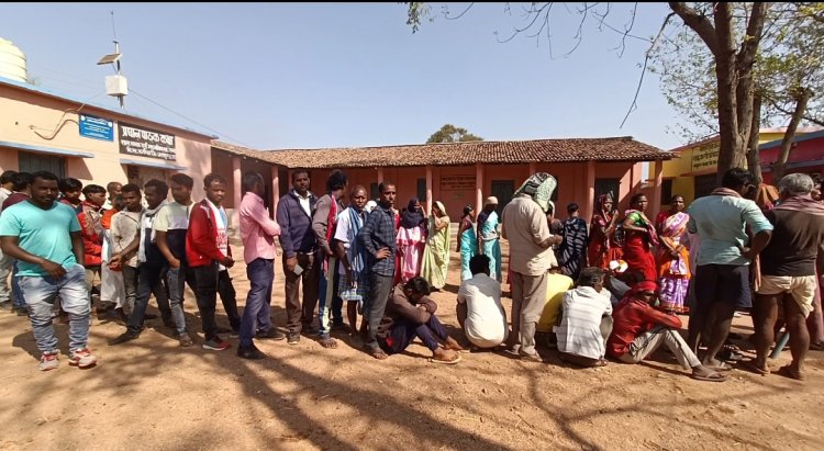 जशपुर: बगीचा निर्वाचन क्षेत्र में लोग उत्साह से मतदान केंद्र पहुंच रहे हैं