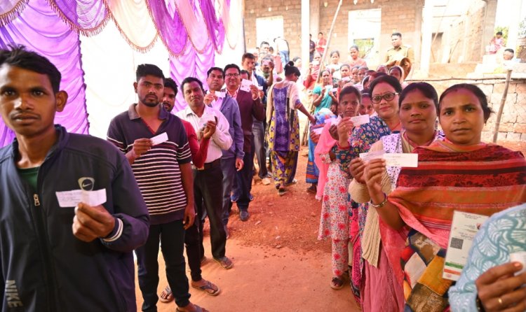 उत्साह से मतदान केंद्र पहुंच रहे हैं लोग मतदान करने