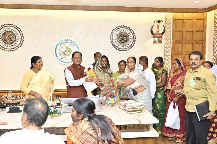 जशपुर: जशपुर जिला में ही रेडी टू ईट पोषण आहार निर्माण और वितरण के कार्य की मांग " विधायक के नेतृत्व में मुख्यमंत्री से मिले स्वयंसहायता समूह संघ के पदाधिकारी.... पढ़िए पूरी खबर