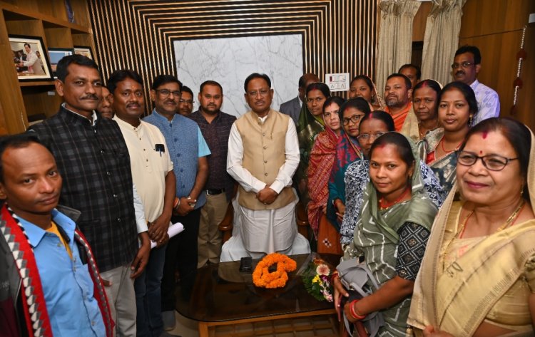 जशपुर:शासन की योजनाओं का लाभ आम जनता को दिलाने में आपकी भूमिका महत्वपूर्णरू मुख्यमंत्री श्री साय मुख्यमंत्री से नवनिर्वाचित जनपद सदस्यों ने की सौजन्य मुलाकात...