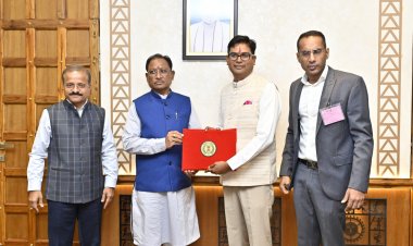 रायपुर : वित्त मंत्री श्री ओपी चौधरी ने किए बजट पर हस्ताक्षर...