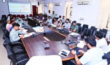 जशपुर: कलेक्टर ने काम नहीं करने वाले आवास मित्रों को हटाने के दिए निर्देश"तकनीकी सहायक अपने दायित्वों का निर्वहन नहीं कर रहे हैं तो करें कारवाई-कलेक्टर