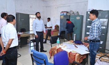 जशपुर:अपने दिन के काम खत्म कर रात्रि को गांव के विकास के लिए कलेक्टर संग लोगों ने लगाई चौपाल,बच्चों संग कलेक्टर एवं ग्रामीणों ने टेलीस्कोप से अंतरिक्ष को निहारा