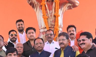 रायपुर : मुख्यमंत्री श्री विष्णु देव साय ने कुनकुरी में स्व. कुमार दिलीप सिंह जूदेव की प्रतिमा  पर माल्यार्पण कर किया नमन