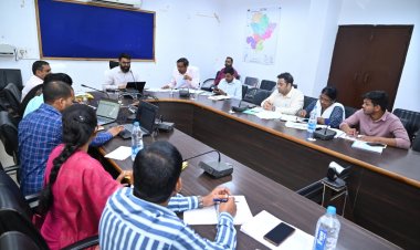 जशपुर:राजस्व न्यायालयों का नियमित रूप से करें निरीक्षण - कलेक्टर कलेक्टर ने समस्त राजस्व अधिकारियों की ली समीक्षा बैठक