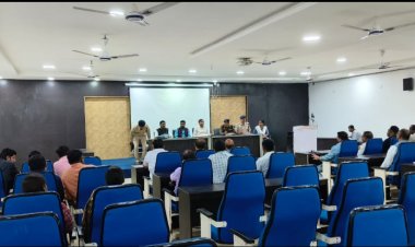 जशपुर:शांति समिति की बैठक हुई आयोजित ’होली त्यौहार, रमजान शांति और सौहार्दपूर्ण से मनाने की अपील चिन्हांकित स्थलों पर कानून व्यवस्था बनाये रखने के निर्देश