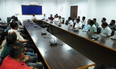 जशपुर सहित संलग्न जिलों के बस संचालक एवं खदान संचालकों से कलेक्टर ने की चर्चा बड़ी संख्या में श्रदालुओं के आगमन को देखते हुए सुरक्षा व्यवस्था करने के कलेक्टर ने दिए निर्देश