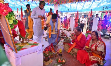 मुख्यमंत्री श्री साय अपनी धर्म पत्नी श्रीमती कौशल्या साय के साथ टाटीडांड में सनातन समाज द्वारा आयोजित अनुष्ठान कार्यक्रम में हुए शामिल