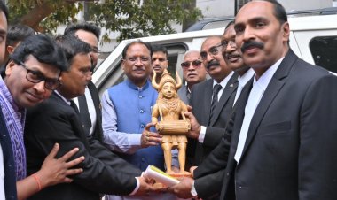 मुख्यमंत्री ने बार काउंसिल के जीर्णाेद्धार एवं ई-लाइब्रेरी निर्माण हेतु 1 करोड़ रुपये देने की घोषणा, जिला अधिवक्ता संघ के नवनिर्वाचित पदाधिकारियों को मुख्यमंत्री श्री साय ने दिलाई शपथ... पढ़िए पूरी खबर