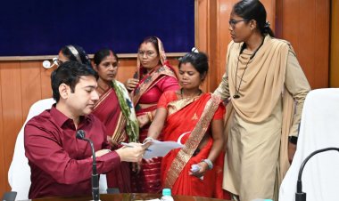 कलेक्टर ने जनदर्शन में सुनी आमजनों की समस्याएं, अधिकारियों को शीघ्र निराकरण के दिए निर्देश, जनदर्शन में आज कुल 40 आवेदन हुए प्राप्त....