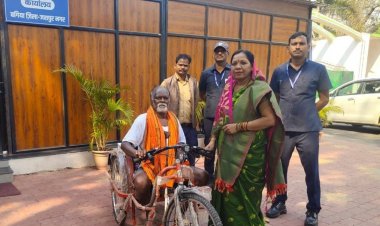 मुख्यमंत्री कैंप कार्यालय में कलिंदर को मिली बैटरी चलित ट्राई साइकिल मिला नया सहारा, खुशी जाहिर करते हुए मुख्यमंत्री श्री विष्णुदेव साय को दिया धन्यवाद