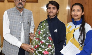 रायपुर : राज्यपाल श्री डेका ने विश्व योग प्रतियोगिता के लिए चयनित प्रतिभागियों को 50 हजार रूपए की सहायता राशि दी