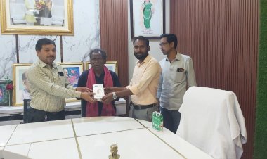 जशपुर:मुख्यमंत्री कैंप कार्यालय में श्रवण दोष से पीड़ित नकुल को प्रदान किया गया श्रवण यंत्र ,खुशी जाहिर करते मुख्यमंत्री श्री विष्णु देव साय को दिया धन्यवाद...