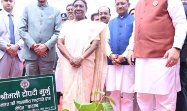 रायपुर : राष्ट्रपति श्रीमती द्रौपदी मुर्मु ने विधानसभा परिसर में किया कदम्ब का पौधरोपण   