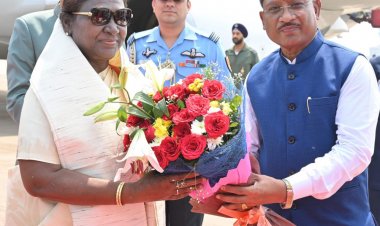 रायपुर : राष्ट्रपति श्रीमती द्रौपदी मुर्मु का छत्तीसगढ़ आगमन: स्वामी विवेकानंद एयरपोर्ट पर हुआ भव्य स्वागत...