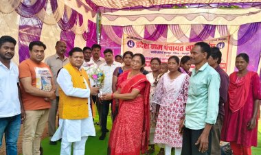 जशपुर: पंचायत सचिवों के मांग को पूर्व विधायक विनय भगत ने बताया जायज " धरना स्थल पर जाकर दिया समर्थन.....